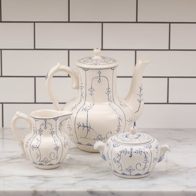 Bosch coffee maker, sugar bowl and milk jug