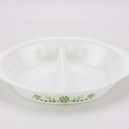 Plat à four Glasbake avec une séparation en opaline blanc et décor floral vert