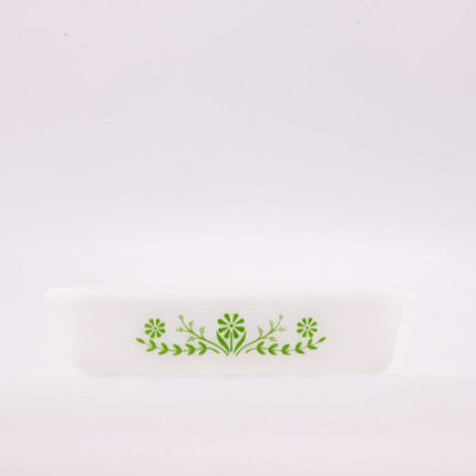 Plat à four carré Glasbake en opaline blanc avec motif floral vert