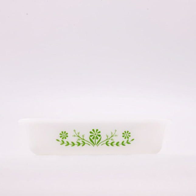 Plat à four carré Glasbake en opaline blanc avec motif floral vert