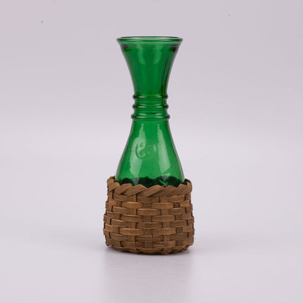 Carafe en verre vert et socle en osier tressé vert