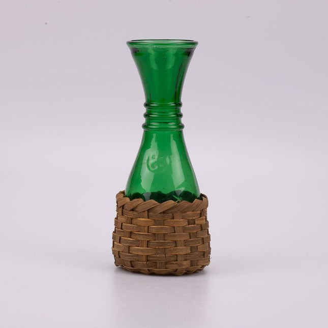 Carafe en verre vert et socle en osier tressé vert
