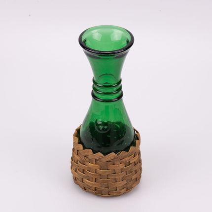 Carafe en verre vert et socle en osier tressé