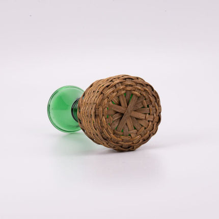 Carafe en verre vert et socle en osier tressé