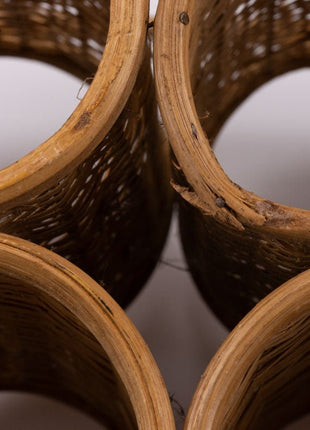 Vintage flessenhouder van bamboe en riet.