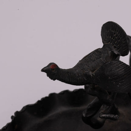 Vide-poche noir avec un élégant tétras