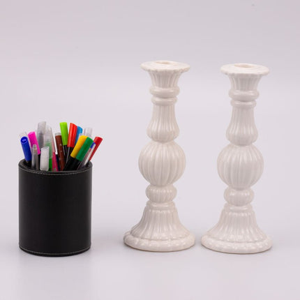 2 witte aardewerken kandelaars