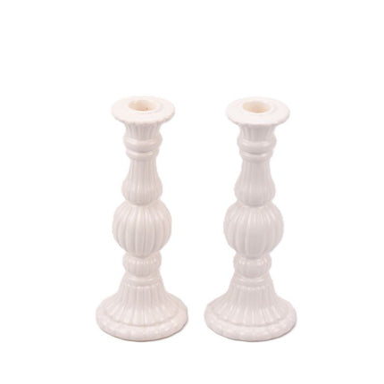 2 witte aardewerken kandelaars