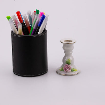 Bougeoirs blancs en faïence avec décor à la barbotine