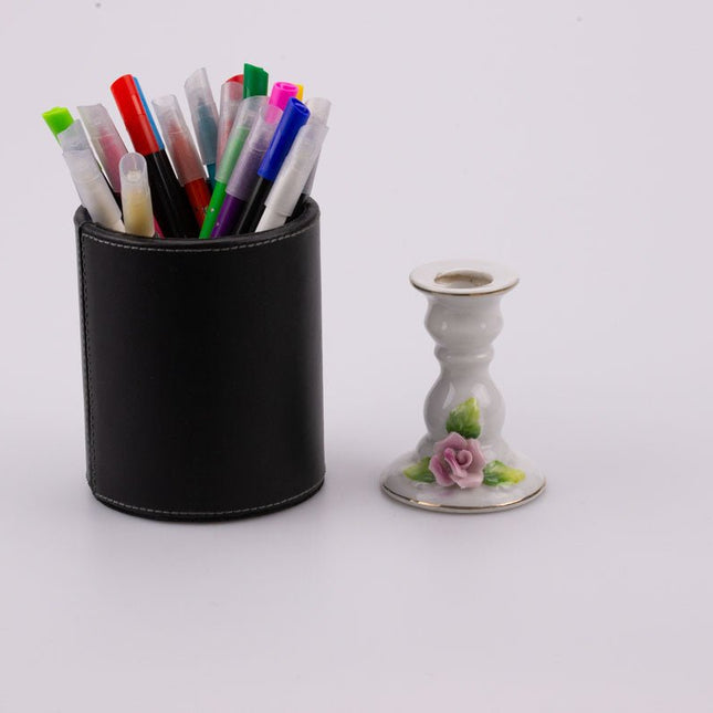 Bougeoirs blancs en faïence avec décor à la barbotine