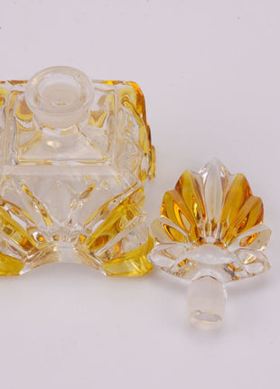 Flacon de parfum élégant en verre jaune et transparent