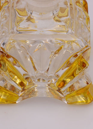 Flacon de parfum élégant en verre jaune et transparent