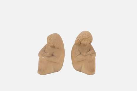 Figurine beige liseuse en grès Marbell Stone Art