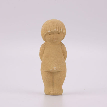 Figurine beige garçon en grès Marbell Stone Art