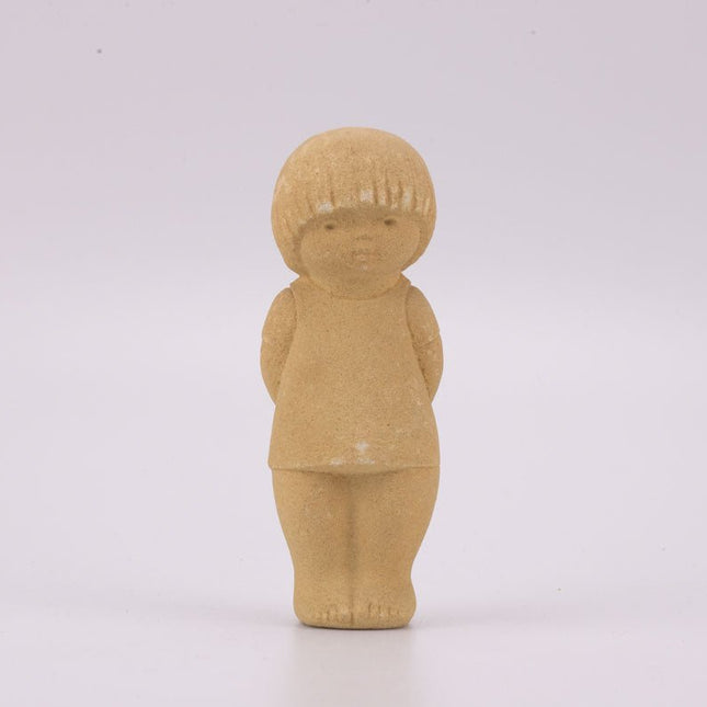 Figurine beige garçon en grès Marbell Stone Art