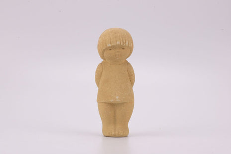 Figurine beige garçon en grès Marbell Stone Art