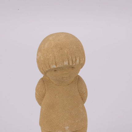 Figurine beige garçon en grès Marbell Stone Art