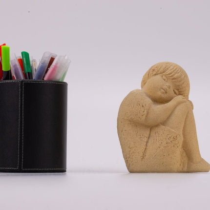 Figurine beige fille assise Marbell Stone Art