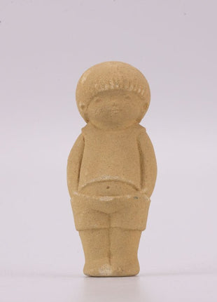 Figurine beige garçon en grès Marbell Stone Art
