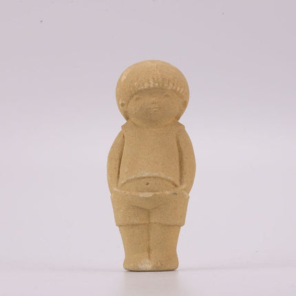 Figurine beige garçon en grès Marbell Stone Art