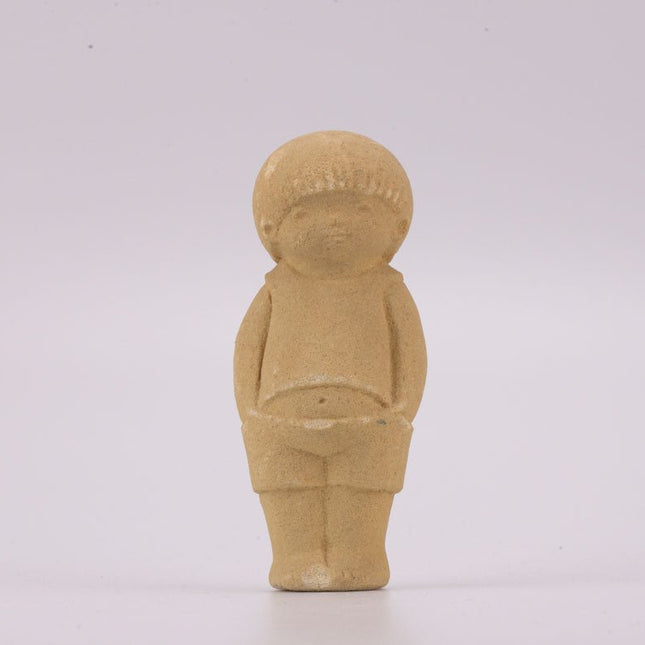 Figurine beige garçon en grès Marbell Stone Art