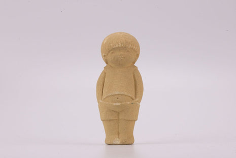 Figurine beige garçon en grès Marbell Stone Art