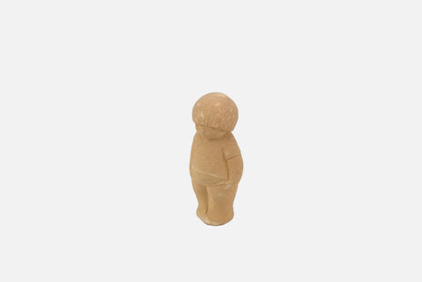 Figurine beige garçon en grès Marbell Stone Art