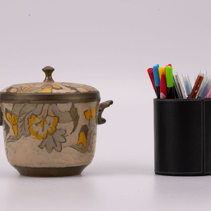 Pot en laiton fleuri avec couvercle