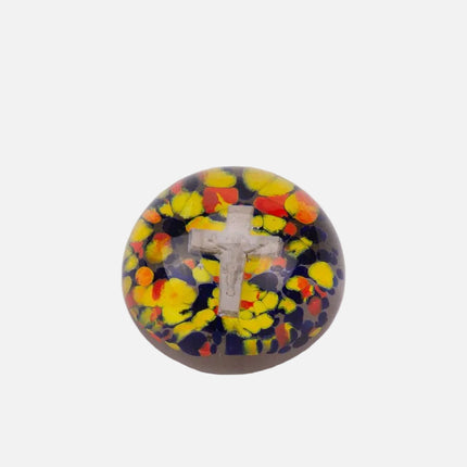 Boule sulfure en verre tapis floral multicolore et croix argentée