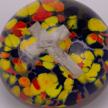 Boule sulfure en verre tapis floral multicolore et croix argentée