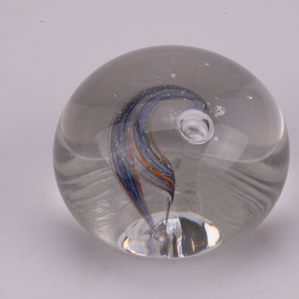 Boule sulfure en verre traits bleus et oranges