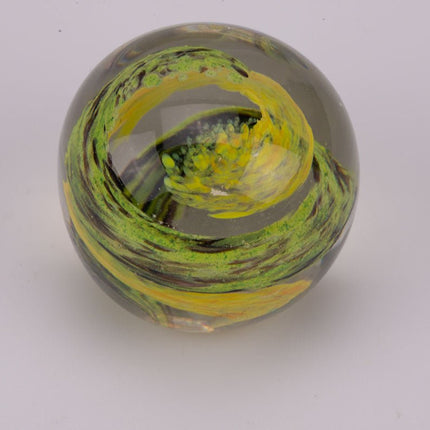 Boule sulfure en verre tourbillon jaune et vert