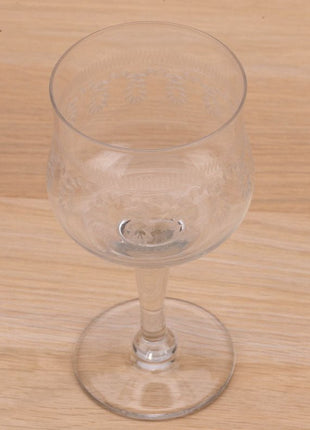 8 grands verres à vin anciens transparents 