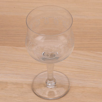 8 grands verres à vin anciens transparents 