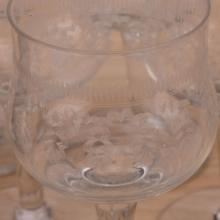 8 grands verres à vin anciens transparents