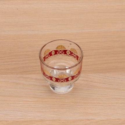 6 petits verres transparents dorés et rouges sur pied