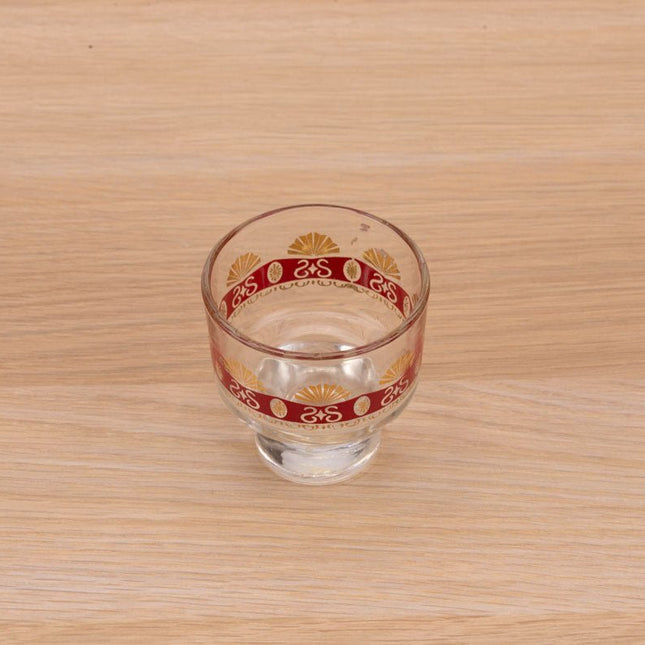 6 petits verres transparents dorés et rouges sur pied
