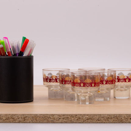 6 petits verres transparents dorés et rouges sur pied