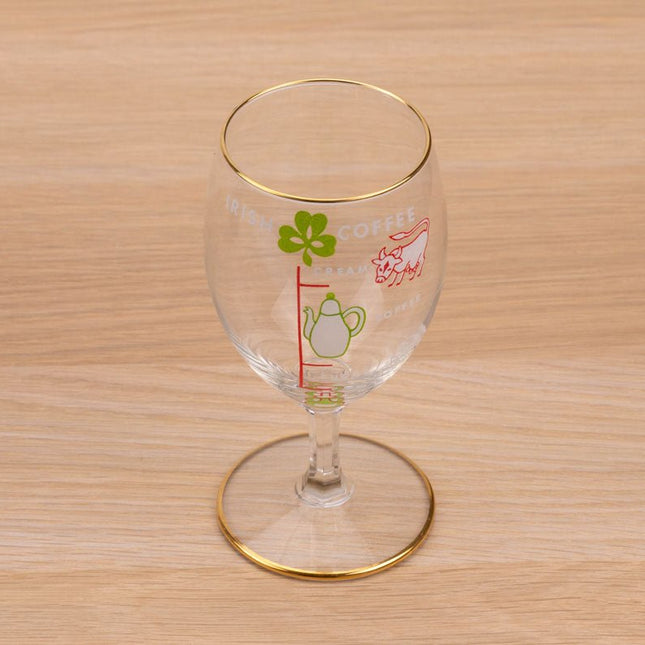 Verre irish coffee avec recette en vert et rouge