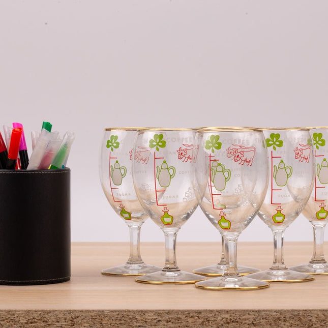 Verre irish coffee avec recette en vert et rouge