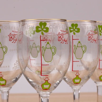 Verre irish coffee avec recette en vert et rouge