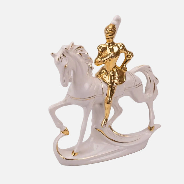 Cavalier sur son cheval en porcelaine blanc et doré