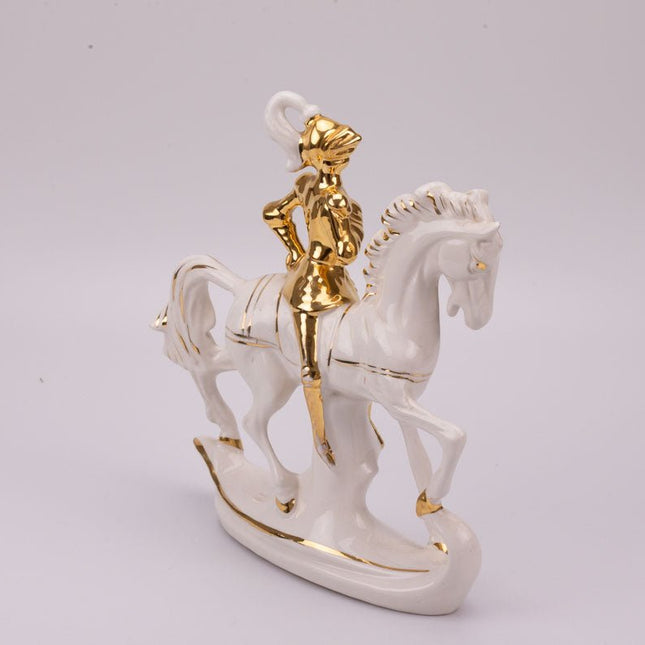 Cavalier sur son cheval en porcelaine blanc et doré