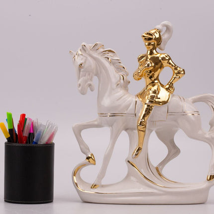Cavalier sur son cheval en porcelaine blanc et doré
