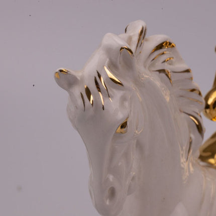Cavalier sur son cheval en porcelaine blanc et doré