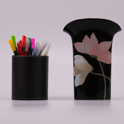 Vase japonais en porcelaine noire et motifs de fleurs