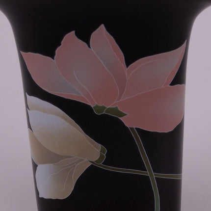 Vase japonais en porcelaine noire et motifs de fleurs