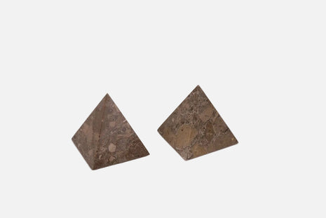 Duo de pyramides en marbre brun