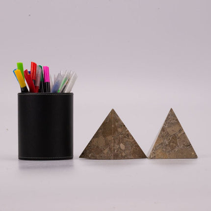 Duo de pyramides en marbre brun
