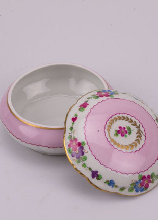 Bonbonnière en porcelaine Limoges rose avec motifs fleuris